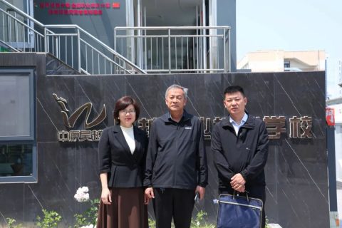 濮阳市职业教育与成人教育科副科长孙兴营一行领导来到吴越学校调研