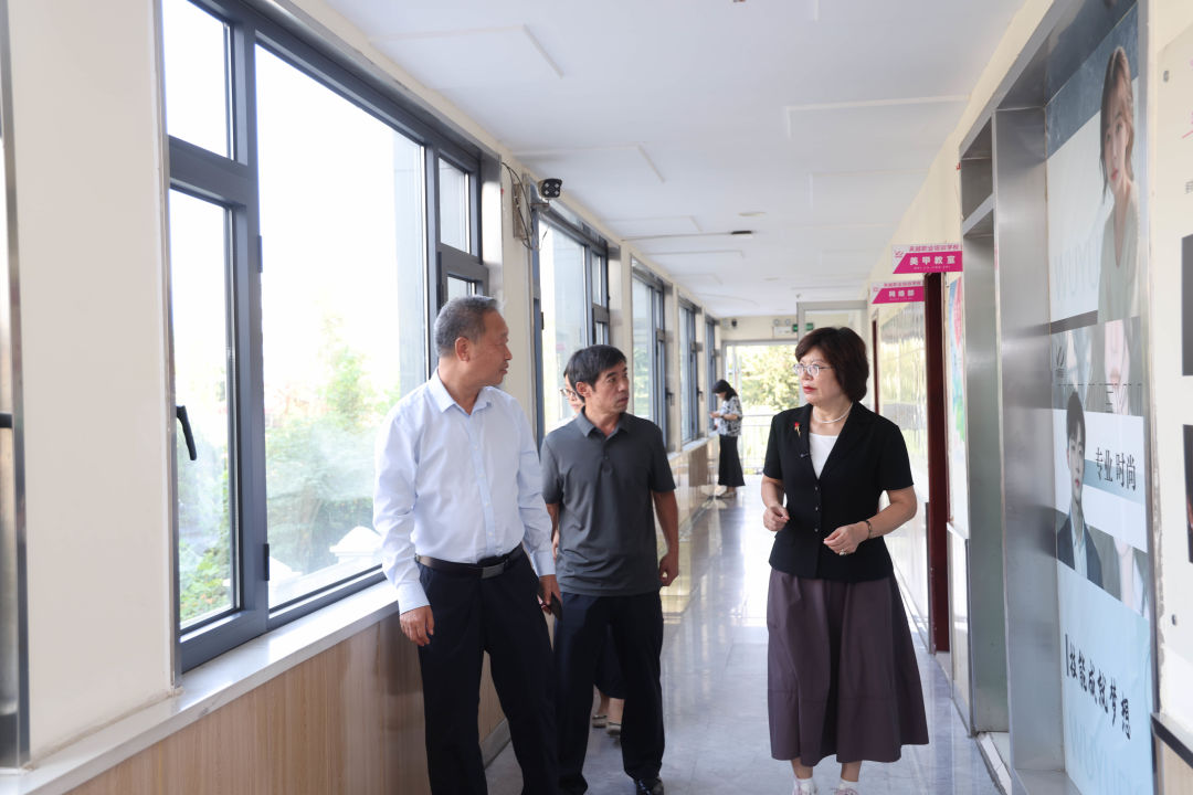 濮阳市政协党组成员、副主席侯圣贤,濮阳市政协农业和农村委员会主任佀进仓一行领导莅临濮阳市吴越职业培训学校调研