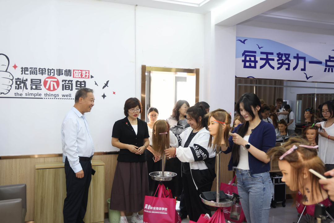 濮阳市政协党组成员、副主席侯圣贤,濮阳市政协农业和农村委员会主任佀进仓一行领导莅临濮阳市吴越职业培训学校调研