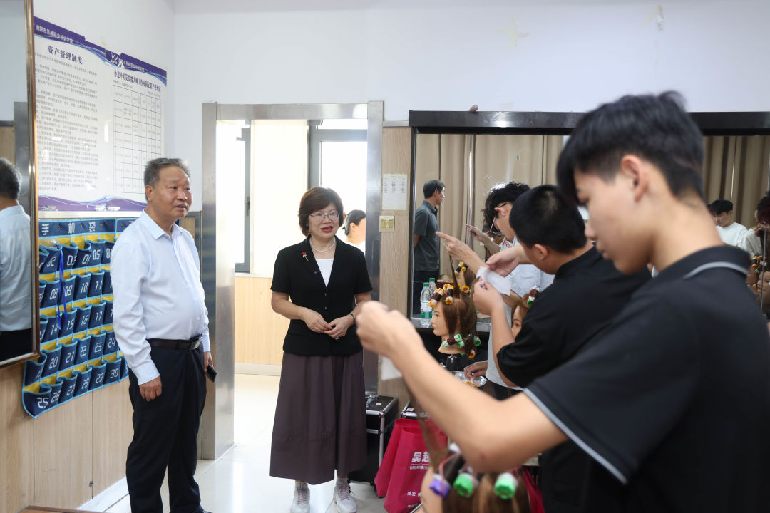 濮阳市政协党组成员、副主席侯圣贤,濮阳市政协农业和农村委员会主任佀进仓一行领导莅临濮阳市吴越职业培训学校调研