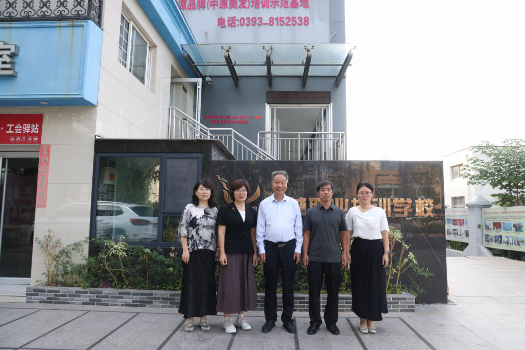 濮阳市政协党组成员、副主席侯圣贤,濮阳市政协农业和农村委员会主任佀进仓一行领导莅临濮阳市吴越职业培训学校调研