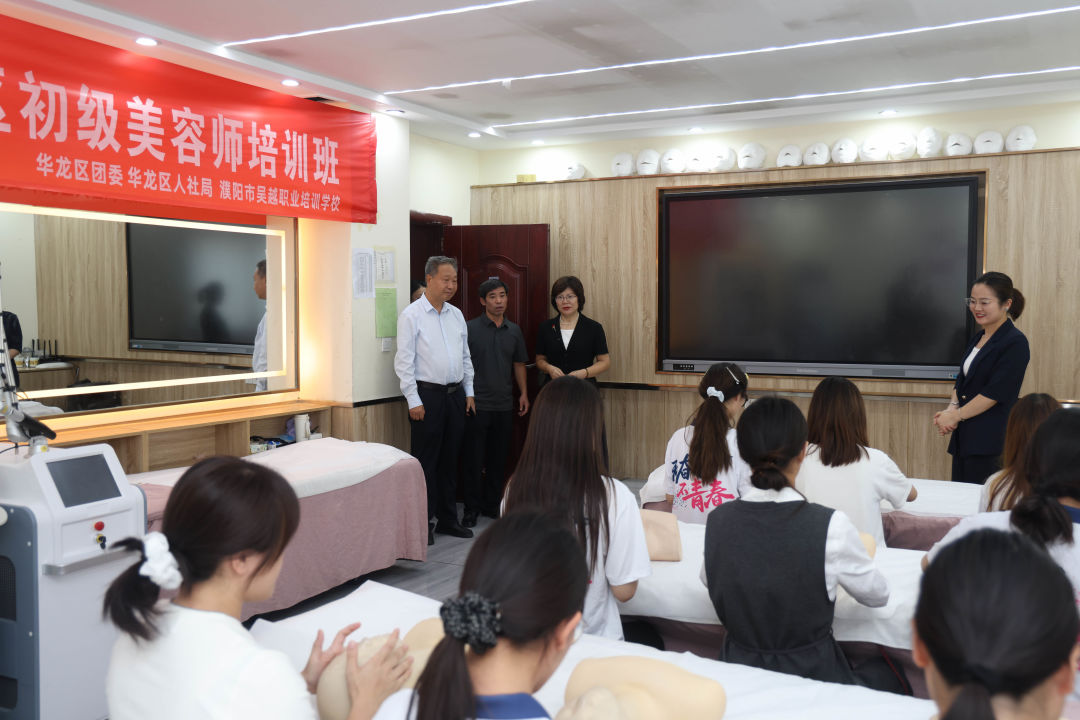 濮阳市政协党组成员、副主席侯圣贤,濮阳市政协农业和农村委员会主任佀进仓一行领导莅临濮阳市吴越职业培训学校调研