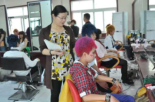 0年5月吴越学校发型化妆大赛现场。"